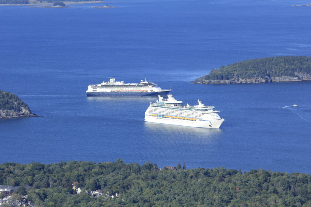 MS Rotterdam en Adventure of the seas in Bar Habor